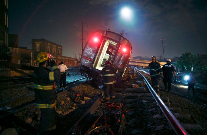 Al menos 5 muertos y 65 heridos al descarrilar un tren en Filadelfia