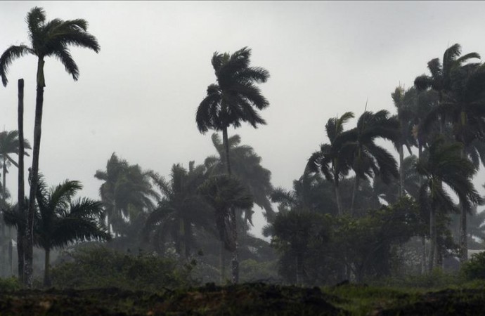La depresión tropical Ana continúa debilitándose a su paso por Carolina del Norte