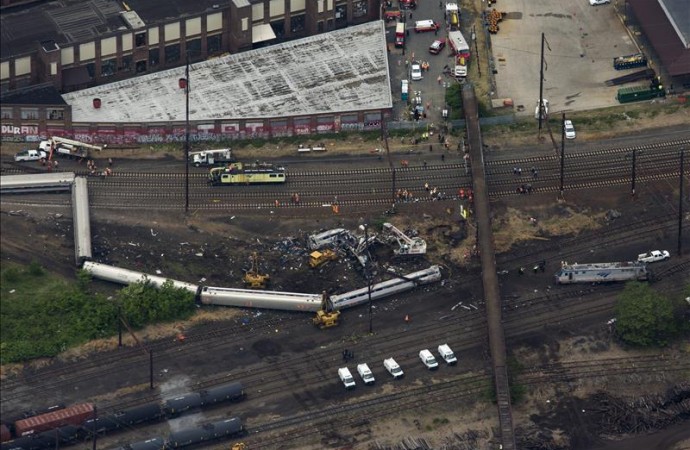 Encuentran a una octava víctima mortal del accidente de tren de Filadelfia