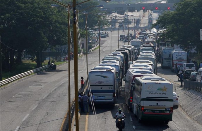 Mueren nueve personas en choque entre autobús y tráiler en Tamaulipas