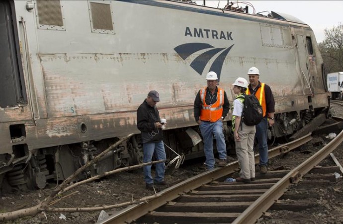 Tren que descarriló en Filadelfia estaba acelerando poco antes del accidente