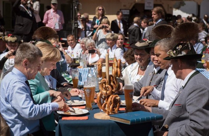 Obama y Merkel escenifican, cerveza en mano, su sintonía y amistad