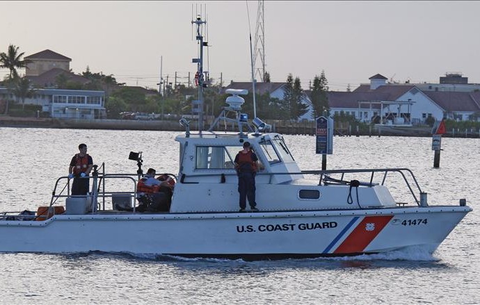Catorce indocumentados son detenidos tras llegar a Florida por mar