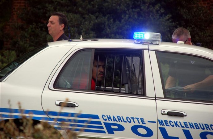 Charlotte aprueba resolución que impide a Policía usar perfil migratorio
