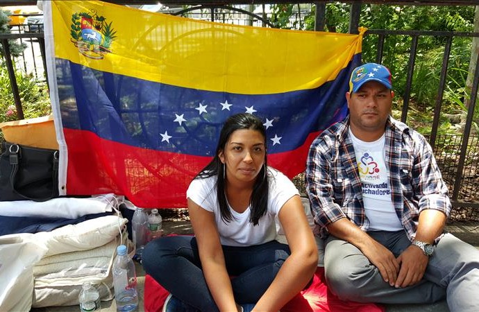 Dos venezolanos en huelga de hambre frente a la ONU para pedir que intervenga