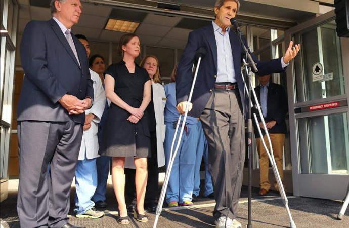 John Kerry sale del hospital después de doce días ingresado