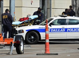 Sospechoso dispara contra la comisaría de policía de Dallas y se da a la fuga