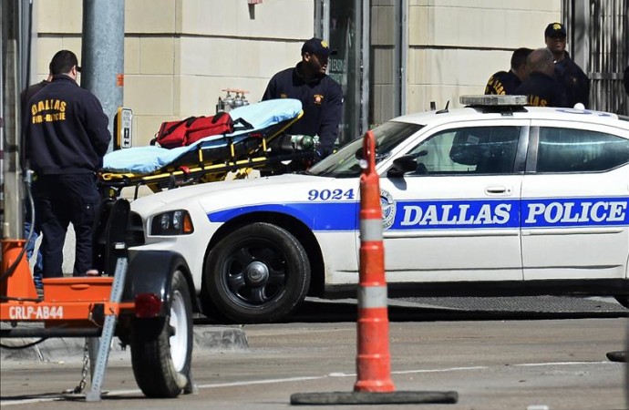 Sospechoso dispara contra la comisaría de policía de Dallas y se da a la fuga