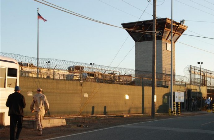 Transfieren seis presos de Guantánamo a Omán, los primeros desde enero