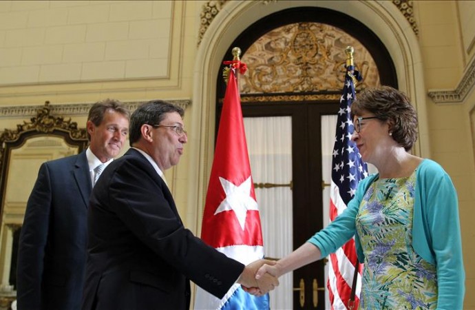 Senadores de EE.UU. se reúnen en Cuba con el vicepresidente y el canciller
