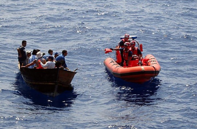 Cuatro cubanos llegan en una precaria embarcación a la costa de Florida