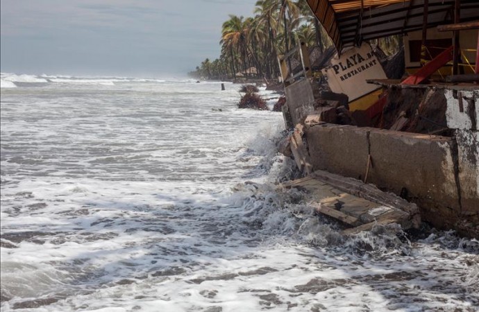 Huracán Carlos se debilita a tormenta tropical cercano a las costas mexicanas