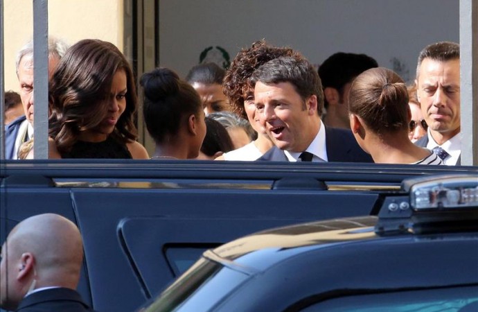 Michelle Obama admira «La última cena» con sus hijas y Renzi en Milán