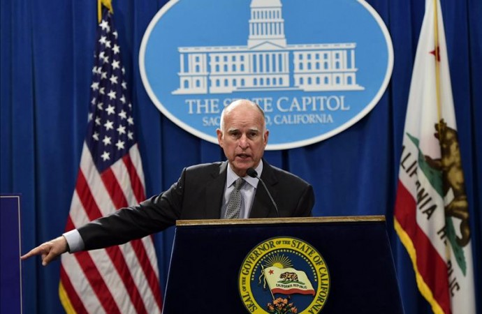 Gobernador de California firma dos leyes favorables a inmigrantes