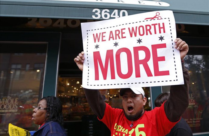 Celebran nuevo salario mínimo en Chicago pero mantienen reclamo de 15 dólares