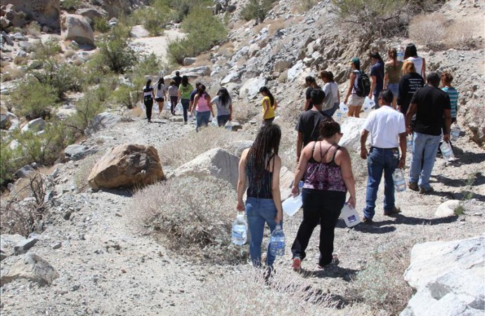 Ángeles acuden con agua para salvar a indocumentados en desierto de Arizona