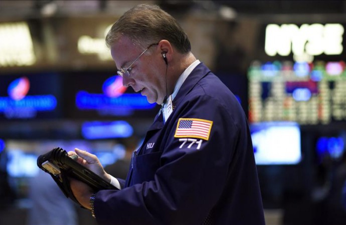 Wall Street reduce sus pérdidas iniciales a media sesión