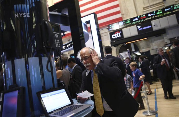 Wall Street se mantiene con pérdidas a media sesión