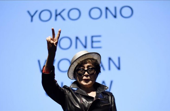 Yoko Ono y U2 desvelan en Nueva York un gran tapiz en recuerdo de John Lennon