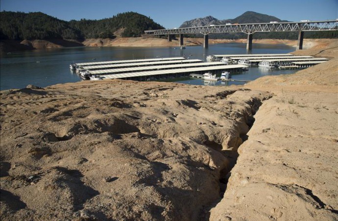 California redujo el consumo de agua el 27 % en junio y cumple su meta