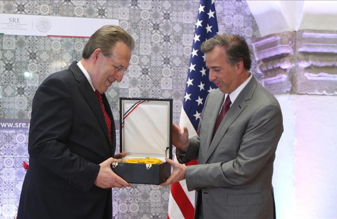 México condecora al saliente embajador estadounidense Anthony Wayne