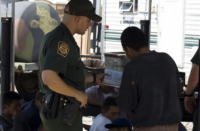 Acusan a un hombre de estafar a 21 familiares de inmigrantes detenidos