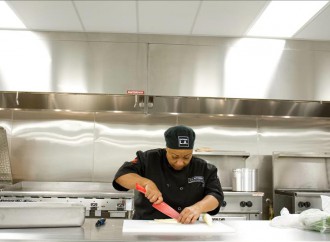 Cocina comunitaria de Los Ángeles, nueva oportunidad a latinos con problemas