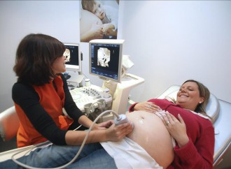 Una de cada diez mujeres embarazadas en EEUU consume alcohol, según estudio