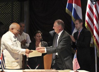 El gobernador de Arkansas visita Cuba con empresarios para ampliar el comercio