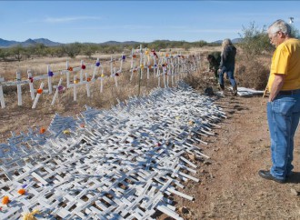 Elaboran cruces blancas para recordar a indocumentados muertos en frontera