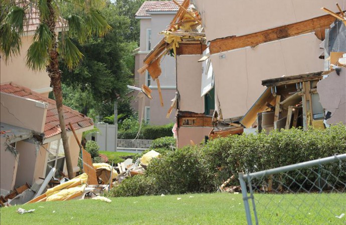 Preocupa socavón de 8 pies diámetro abierto en jardín de vivienda de Florida