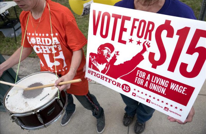 Trabajadores de Miami piden a precandidatos comprometerse con salarios justos