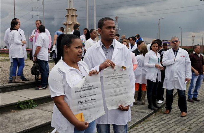 Gobierno, abierto a revisar programa que anima a «desertar» a médicos cubanos