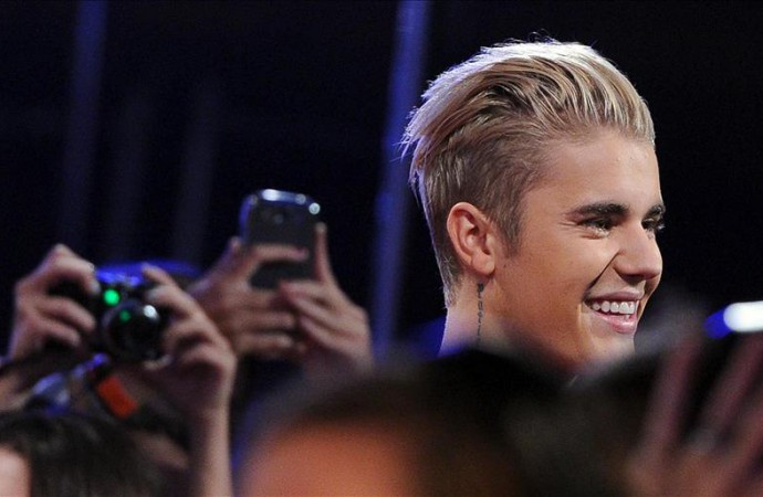 Justin Bieber coloca tres sencillos en lo más alto de la lista británica