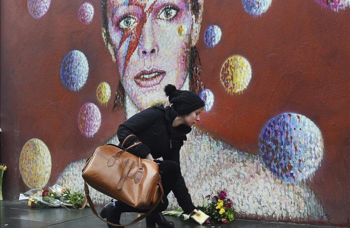 Artistas y políticos lamentan la muerte de Bowie, un «héroe» de la música