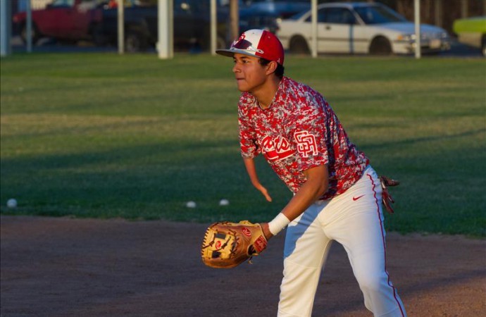 Estudiante latino discapacitado inspira a equipo juvenil de béisbol