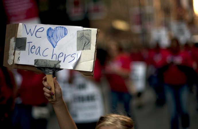 Profesores de medio tiempo de Chicago demandan mejoras salariales