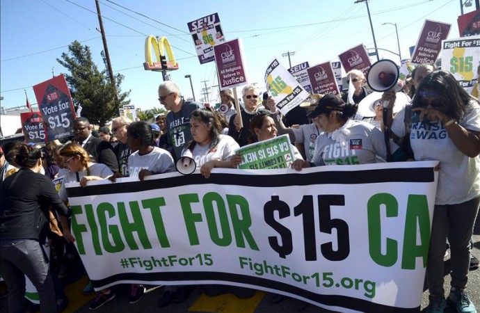 Trabajadores protestan por salarios en oficina de congresista de Florida