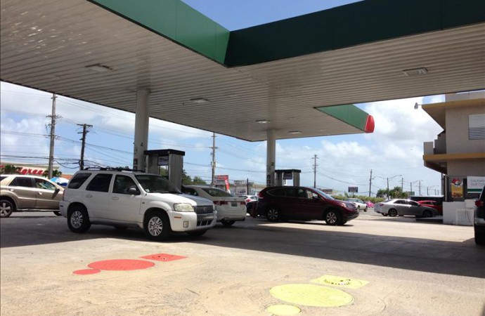 Reclaman a gasolineras de P.Rico que apliquen la bajada de precios del crudo