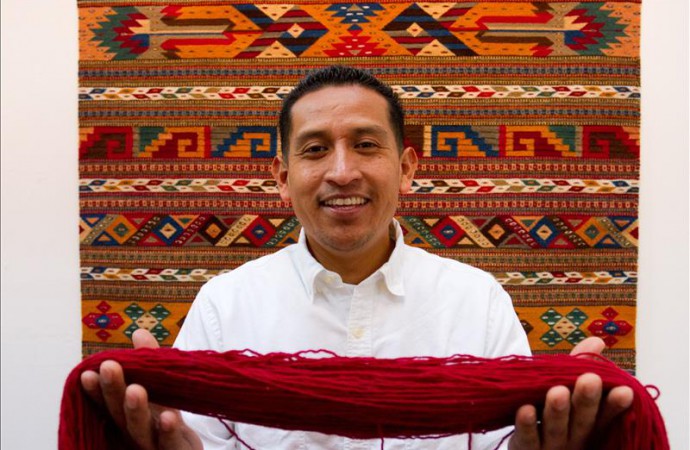 Artista indígena mexicano convierte tejidos en reconocidas piezas de arte