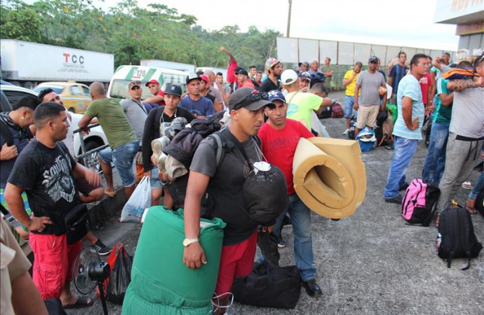 Llega el primer grupo de 180 inmigrantes cubanos por Texas