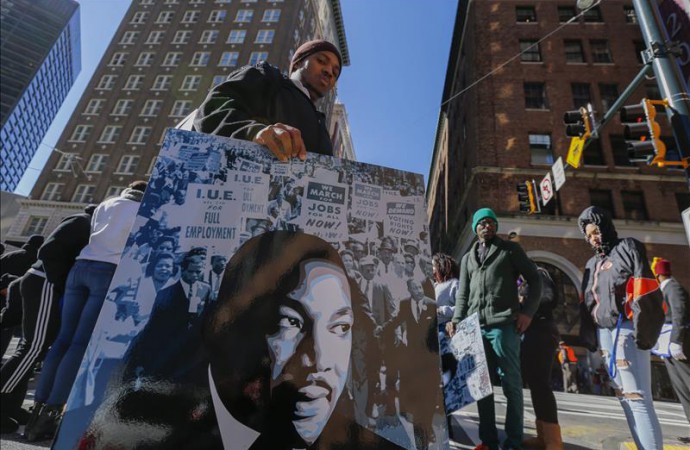Cientos de hispanos se suman en Denver a marcha homenaje a Luther King Jr.