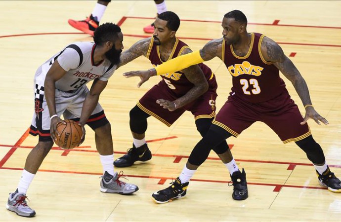 Warriors aplastan a Cavaliers en la revancha de las Finales NBA
