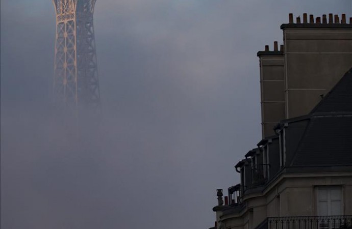 Caen los visitantes a la Torre Eiffel a causa de los atentados del 13-N