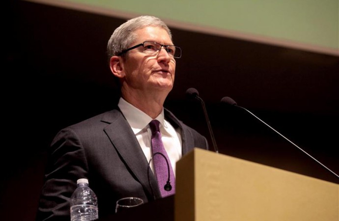 Tim Cook visita a la comisaria de la UE que decidirá sobre las ventajas fiscales a Apple