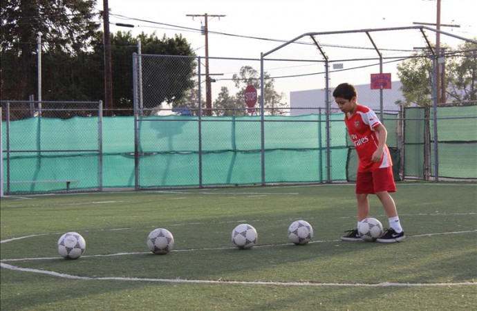 Mexicano aleja a jóvenes del crimen con clases de fútbol en EE.UU.