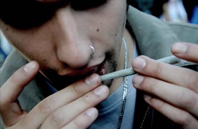 Defensores del uso de marihuana celebran excarcelación de joven por fumarla