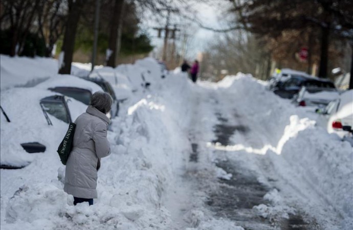 Washington se recupera de la tormenta entre guerras de nieve, palas y niños