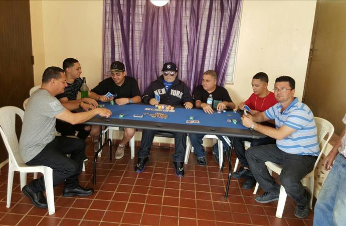 Velan en Puerto Rico a un fallecido jugando póquer