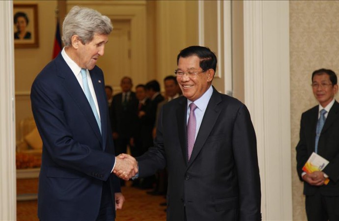 Kerry estrecha lazos con Camboya y exige el respeto a los derechos humanos